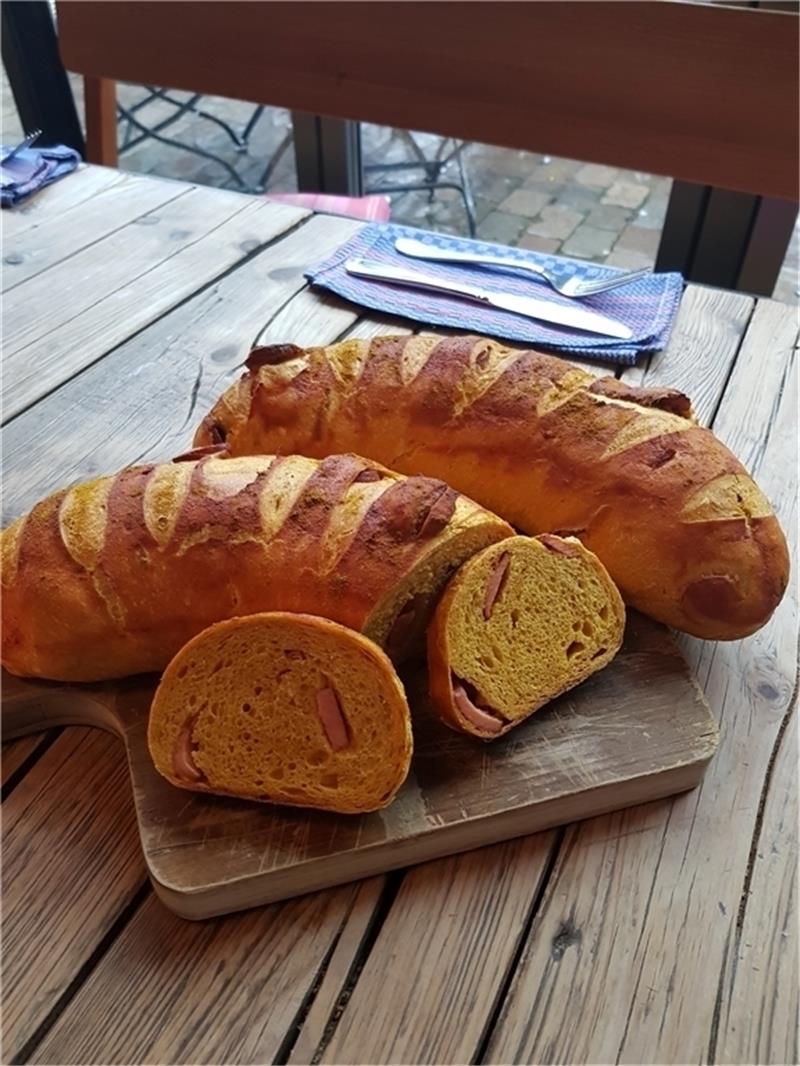 Sascha Schäfers Currywurstbrot kommt bei den Kunden gut an.