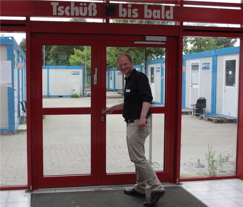 Sascha Thon , Leiter der Erstaufnahme, schließt die Halle ab.