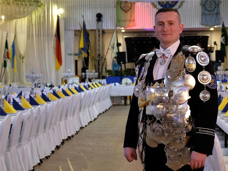 Sascha Tiedemann wurde 2019 Gildekönig und blieb es bis 2022. Die traditionsreichen Schützenfeste fielen zweimal der Corona-Pandemie zum Opfer. Das Bild zeigt ihn mit der Königskette.
