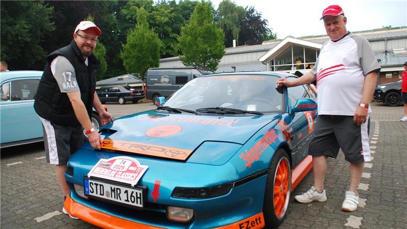 Niederelbe Classics: Coole Fahrer in ihren legendären Kisten Sascha Witt (links) und Eberhard Zank mit ihrem Toyota mit Mittelmotorantrieb.