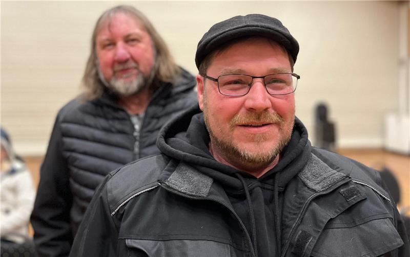 Wie geht es weiter mit dem Christkindmarkt in Himmelpforten? Sascha Wolff ist seit dem ersten Christkindmarkt als Schausteller dabei. Er hat sich bereiterklärt, einen großen Arbeitsanteil zu schultern. Bernd Reimers stärkt ihm den Rücken.