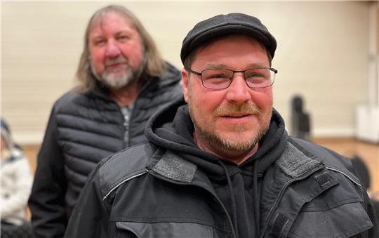 Sascha Wolff ist seit dem ersten Christkindmarkt als Schausteller dabei. Er hat sich bereiterklärt, einen großen Arbeitsanteil zu schultern. Bernd Reimers stärkt ihm den Rücken.