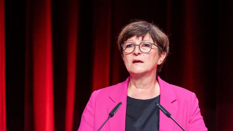 Esken verteidigt Migrationspolitik von Scholz vor Jusos Saskia Esken, Bundesvorsitzende der SPD, spricht beim Bundeskongress der Jungsozialisten (Jusos).