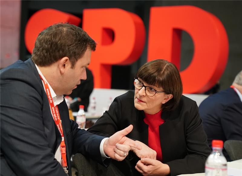 SPD setzt auf Duo Esken/Klingbeil – In der CDU brodelt Gerüchteküche Saskia Esken, Bundesvorsitzende der SPD, spricht mit Lars Klingbeil, SPD-Generalsekretär, beim SPD-Bundesparteitag. Foto: Kay Nietfeld/dpa