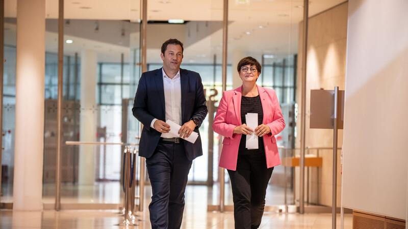 Saskia Esken und Lars Klingbeil, beide SPD Co-Vorsitzende, kommen zu einer Pressekonferenz nach den Gremiensitzungen der SPD Bundesspitze.