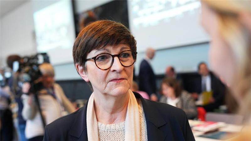 Saskia Esken will trotz des Wahldesasters SPD-Parteichefin bleiben. (Archivbild)