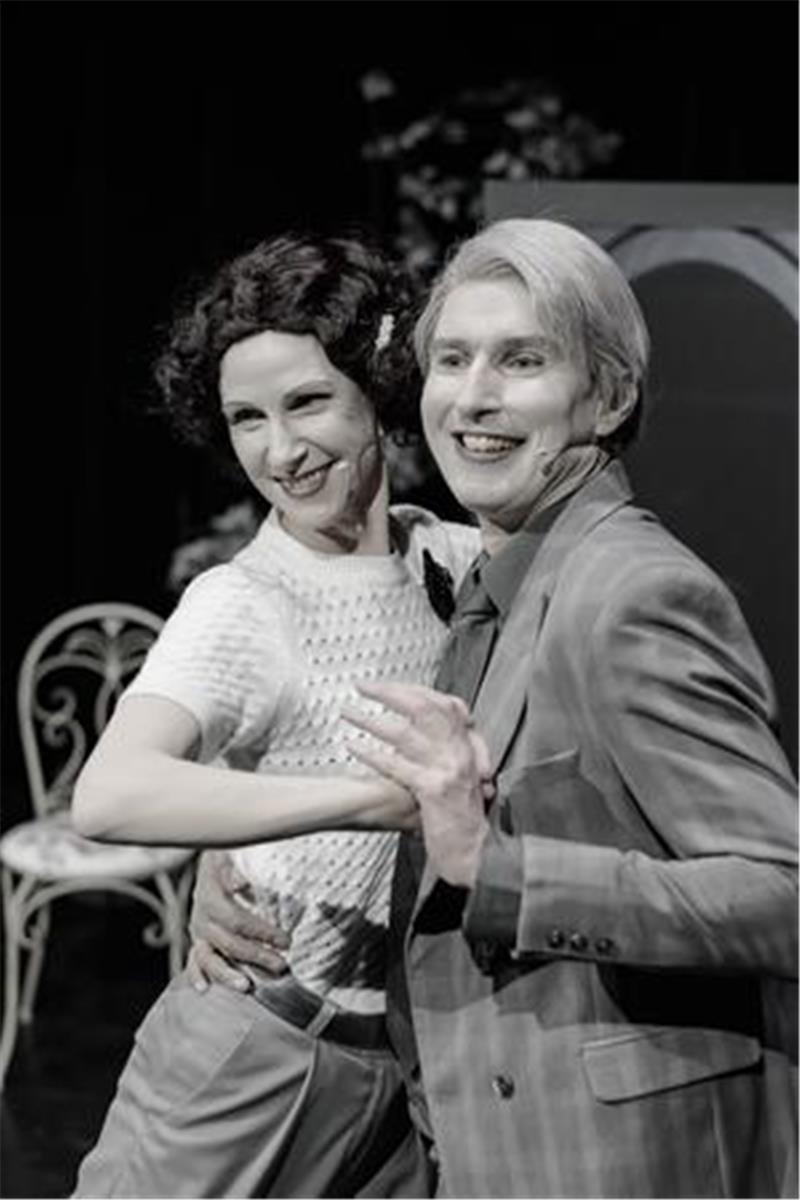 Live und in Schwarz-weiß: Komödienklassiker „Glückskinder“ im Stadeum Saskia Leder und Raymond Dudzinskiin in „Glückskinder“.