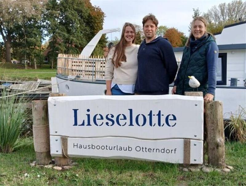 Saskia, Torben und Sarah Rose (v.l.n.r.) haben das Otterndorfer Hausboot "Lieselotte" modernisiert und bieten es nun als Ferienunterkunft an.