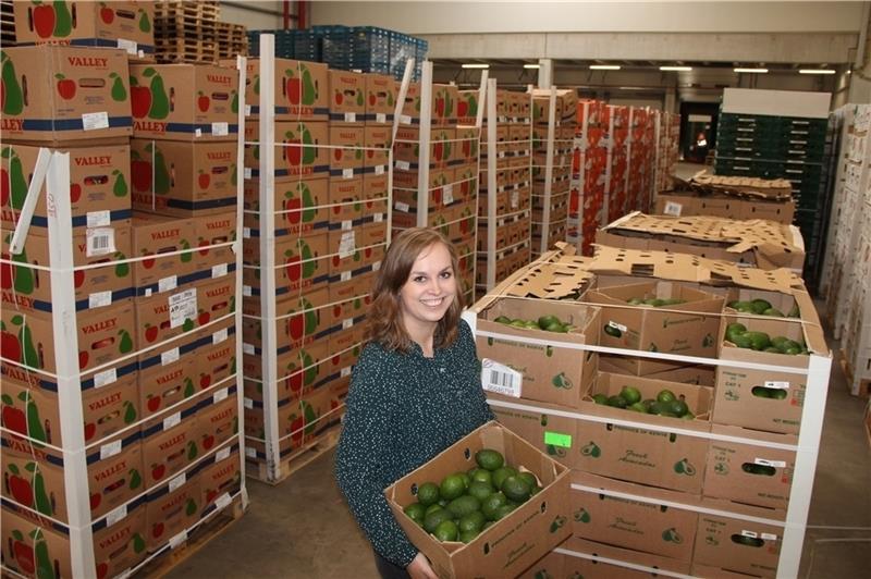 Saskia Wenning ist Assistentin der Geschäftsführung in Rade. In der Wareneingangshalle sind gerade Avocados angekommen. Foto: Michaelis