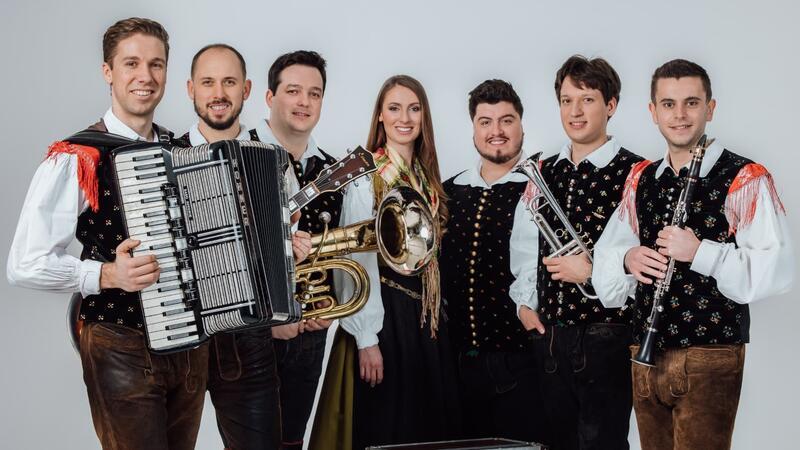 Saso Avsenik und seine Oberkrainer spielen beim Frühlingsfest in der Festhalle in Kutenholz.