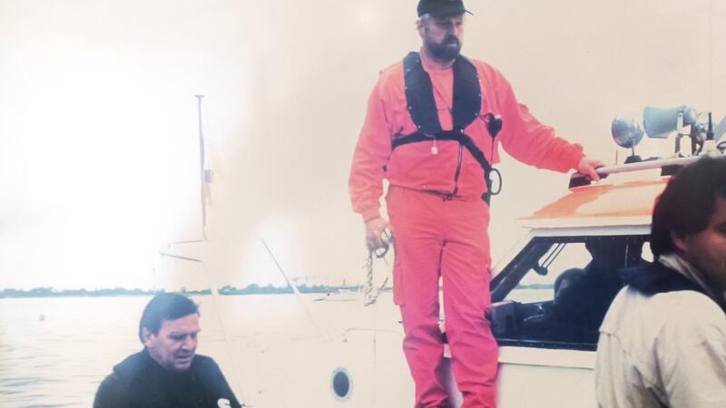 Saßen und standen im selben Boot: Gerhard Schröder (links) und Rudolf Wolf auf einem alten Foto.