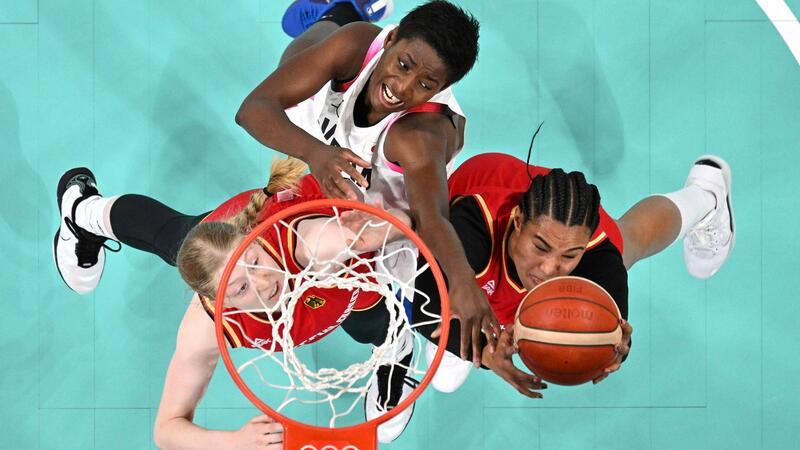Satou Sabally (r.) und die deutschen Basketballerinnen haben bei Olympia auch ihr zweites Spiel gewonnen.