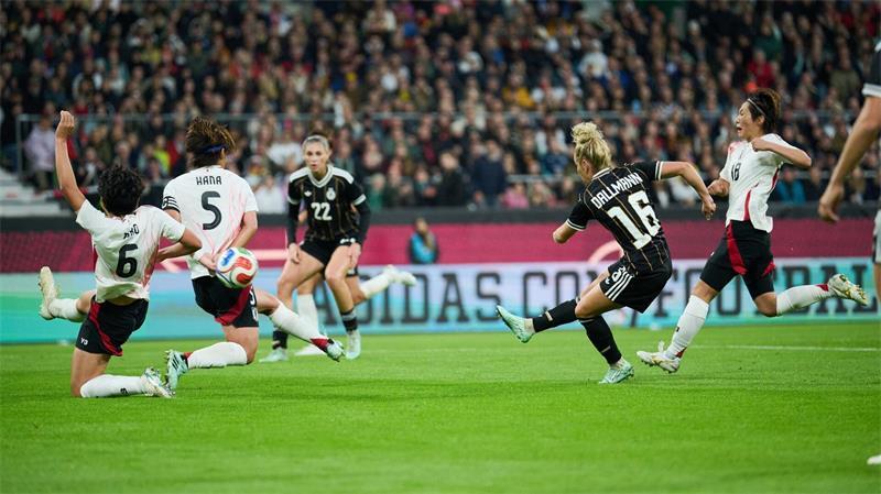 Bühl und Dallmann belohnen starke deutsche Fußballerinnen Satt getroffen: Linda Dallmann (r) erzielt das 1:1.