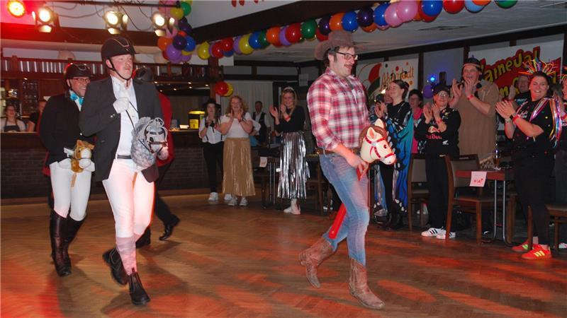 Sattelfest: der Ehrenelferrat beim Hobby-Horsing-Einsatz.