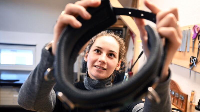 Erotiksattlerin - Traditionelles Handwerk mit frivolem Touch Sattlerin Viktoria Kottler arbeitet in ihrer Werkstatt an einem Lederhalsband, welches für den Bereich der Erotik bestimmt ist.