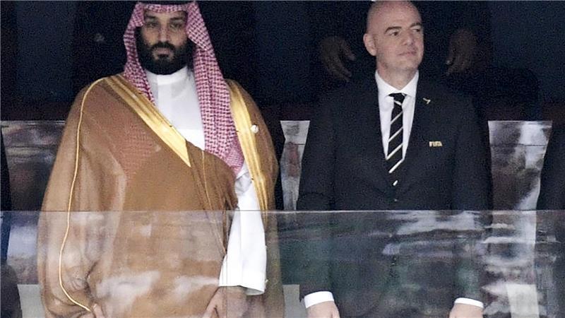 Saudi-Arabiens Kronprinz Mohammed bin Salman (l) und FIFA-Präsident Gianni Infantino.