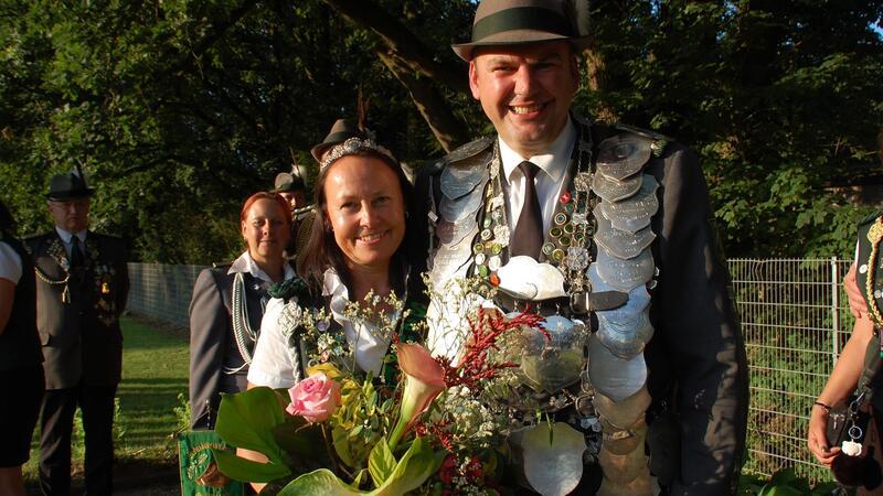 In der Brust des Sauensieker Schützenkönigs schlagen zwei Herzen Sauensieks neues Köngispaar: Nils Hülsen mit Ehefrau Susanne