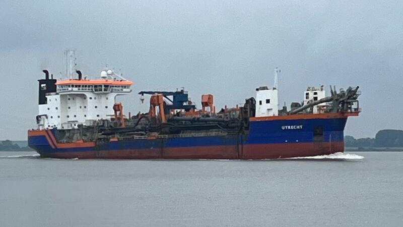 Saugbagger - ein natürlicher Feind der Stinte in der Elbe.