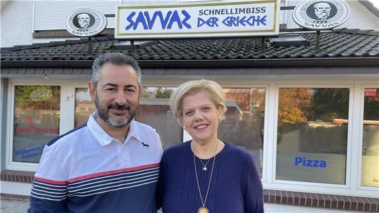 Savvas Moschidis und seine Frau Eirini Polychronoglou freuen sich auf den Neuanfang in Nordenham. Am Mittwoch eröffnen sie ihren Schnellimbiss an der Pestalozzistraße.