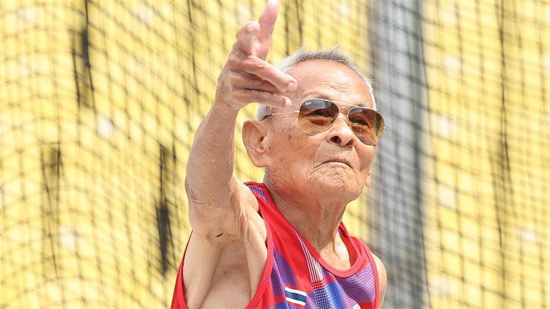 106-jähriger Thailänder stellt Weltrekord im Diskuswurf auf Sawang Janpram hat beim Diskuswerfen einen Weltrekord in seiner Altersklasse aufgestellt.