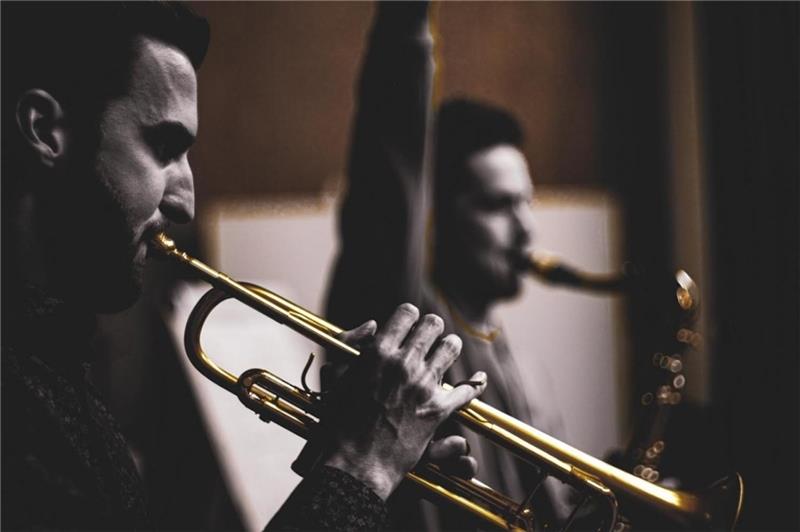 Frischetheke mit groovigem Jazz aus Hamburg Saxophonist Kamil Khusiainov und Trompeter Björn Atle von der Hamburger Formation Flip-Flap.