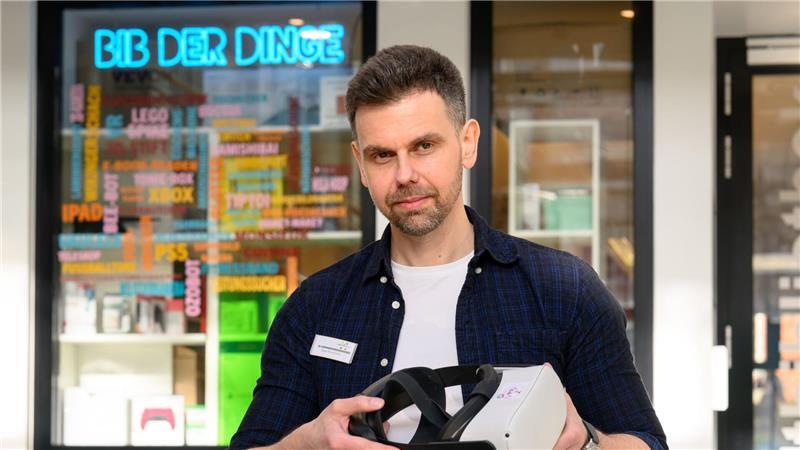 Saša Kovačević kommert sich in Achim um die Bibliothek der Dinge.