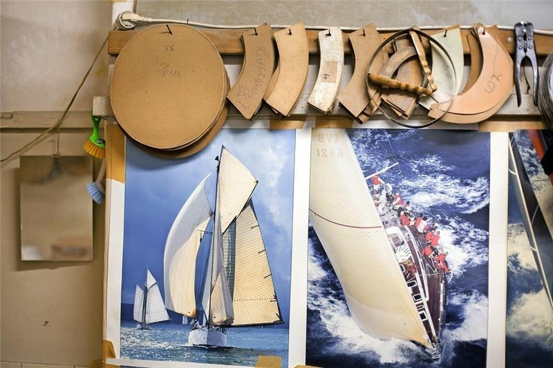 Schablonen zum Anfertigen der Mützen hängen sauber aufgereiht an der Wand.