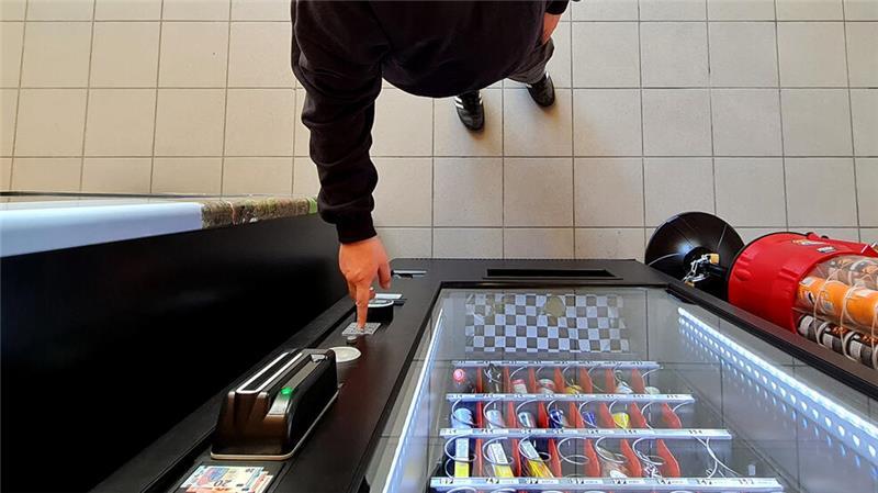 Schachtel auf Knopfdruck: Mystery Boxen gibt es auch am Automaten.
