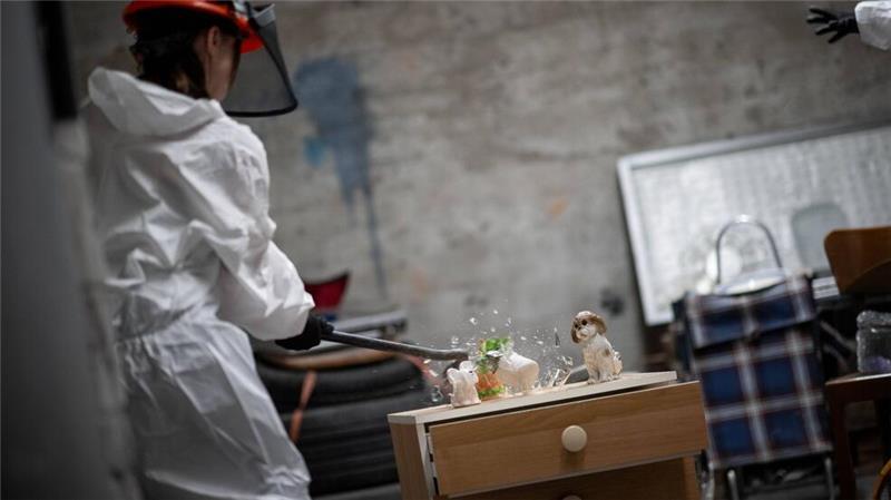 Schade um das Geschirr: In Wuträumen darf man ohne Schuldgefühle Dinge zerstören.