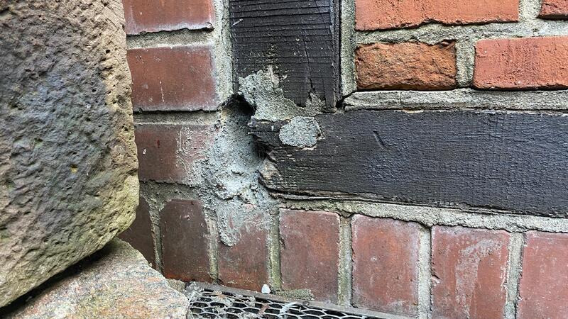 Schaden an Pfostenfuß und Schwelle.