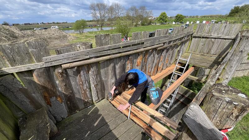 Fast wie vor 1100 Jahren: Wikinger trainieren für die große Schlacht um Jork Schäden an der Ringburg werden ausgebessert - unter anderem der Wehrgang des Tores.