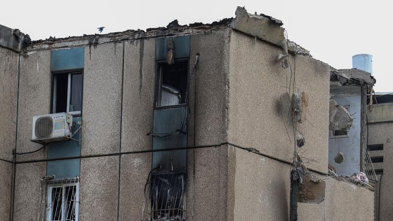 Schäden an einem Wohnhaus in Tel Aviv, das von einer aus dem Gazastreifen abgefeuerten Rakete getroffen wurde.