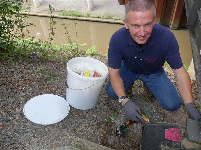 Schädlingsbekämpfer Jens Thomas Neuke kontrolliert die Köderstation. Fotos: Knappe