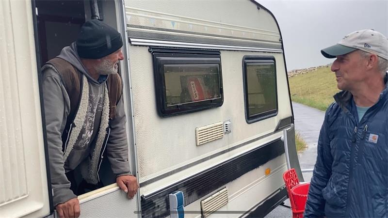 Strandlauf im Regen: Jonas Kötz und die Kunst des Lebens mit der Elbe Schäfer Steffen erzählt, warum sie Ziegen zwischen Schafen weiden lassen: Sie fressen auch, was Schafe nicht so gerne mögen.