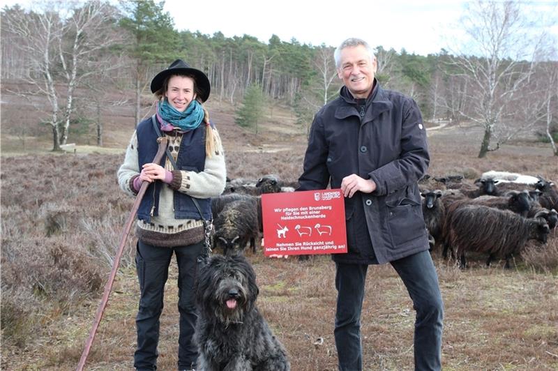 Schäferin Gesa Menne und Detlef Gumz mit den neuen Schildern am Brunsberg. Sie appellieren an die Vernunft der Hundehalter. Foto: Wulfes/LKH