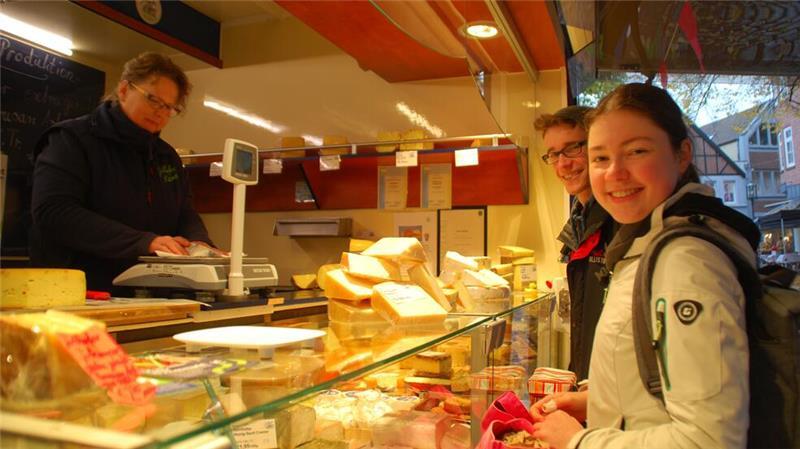 Warum Kunden auf dem Stader Wochenmarkt einkaufen Schätzen die Atmosphäre: Lasse und Jördis Bentfeld beim Einkauf auf dem Stader Wochenmarkt.
