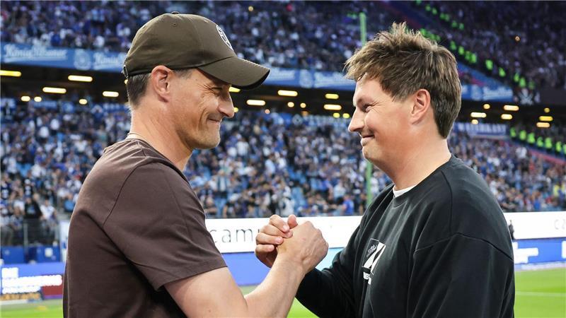 Schätzen sich: FC St. Paulis Cheftrainer Alexander Blessin (l) und sein HSV-Kollege Merlin Polzin. (Archivbild)