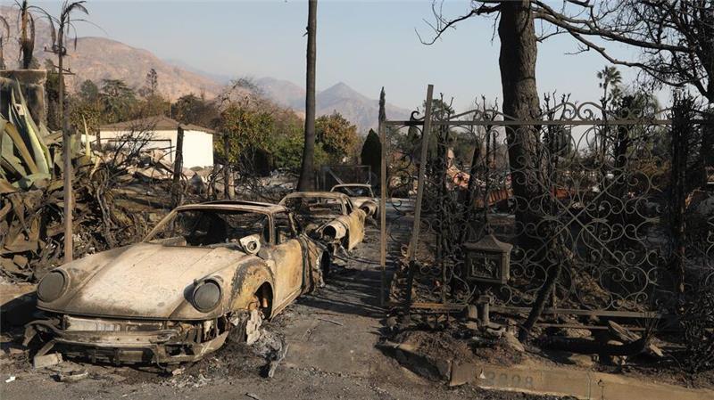 Schätzungen zufolge könnten die Schäden und wirtschaftlichen Verluste in dreistellige Milliarden-Höhe gehen. Das liegt auch daran, dass die Flammen zum Teil durch Nachbarschaften ziehen, in denen Häuser durchschnittlich mehrere Millionen Dollar kosten.