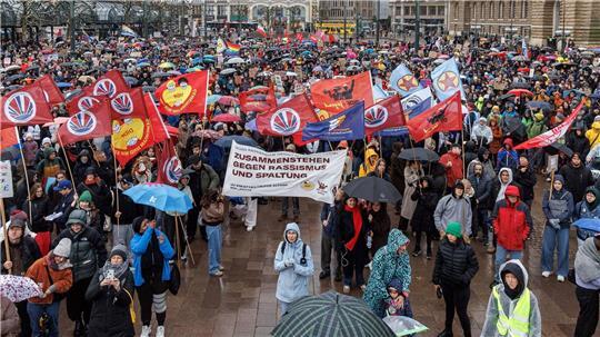 Rund 2.000 Menschen protestieren gegen „Stadtbild“-Äußerung Schätzungsweise 2.000 Menschen demonstrieren in Hamburg gegen die Äußerungen von Bundeskanzler Merz zum Stadtbild.