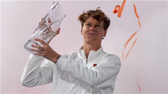 Schaffte trotz Regens im Finale als achter Spieler das sogenannte Sunshine Double: Jannik Sinner.