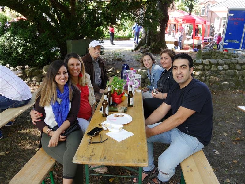 Schahrzad Asgharzadeh (links von vorne), Setare Mokhtariyan, Omar Mzayek sowie Navid Mokhtariyan (rechts von vorne), Farnoosh Forootan und Natalia Cardoso lernten sich auf dem Fest der Kulturen kennen. Fotos Umland