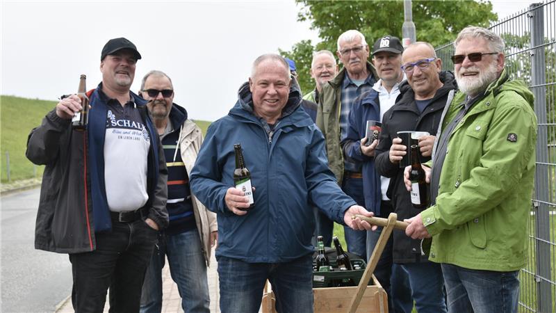 Schalke-Fans auf traditoneller Vatertagstour im Alten Land.