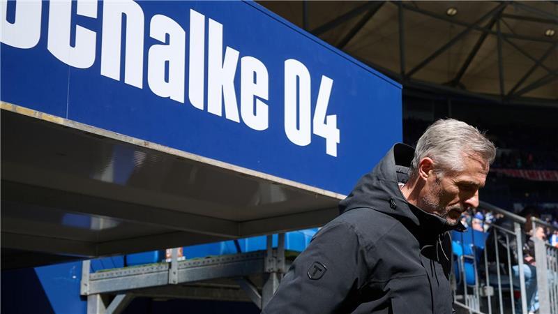 Schalke siegt glücklich und ist so gut wie gerettet Schalke-Trainer Kees van Wonderen konnte mit dem Spiel seines Teams nicht zufrieden sein