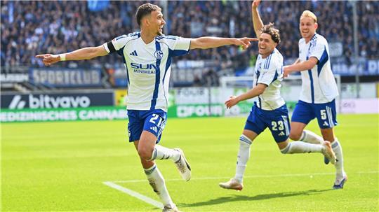 Schalke jubelt über das 3:2 in Paderborn. 