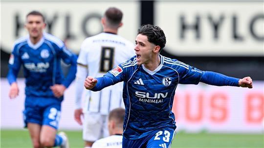 Schalke siegt in Unterzahl in Elversberg.