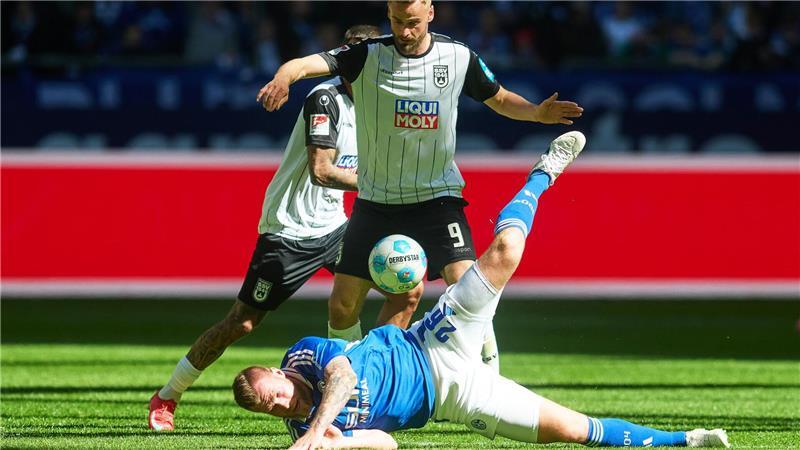 Schalke siegt glücklich und ist so gut wie gerettet Schalke tat sich schwer gegen den Aufsteiger