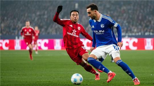 Schalke und Düsseldorf lieferten sich viele packende Zweikämpfe.