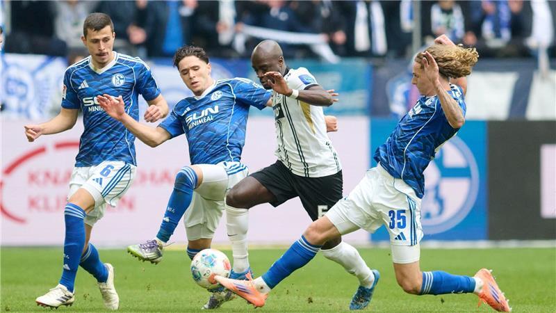 Schalke und Elversberg lieferten sich enge Zweikämpfe.