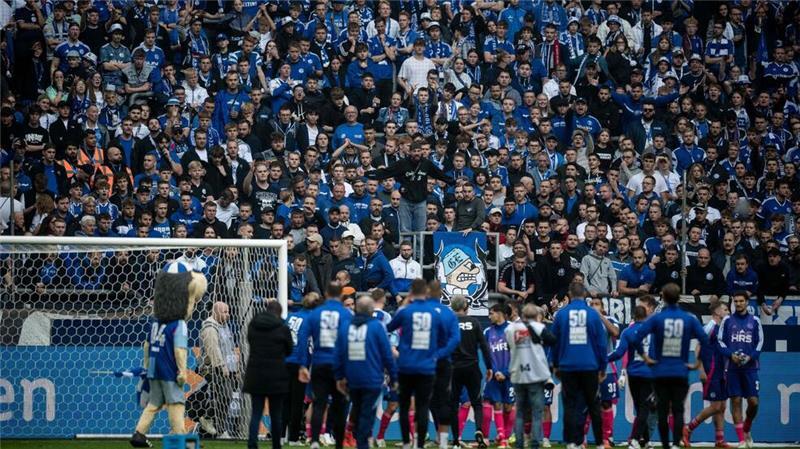 Alarm im Westen - Köln und Schalke in der Krise Schalker Fans pfeifen die Mannschaft aus.