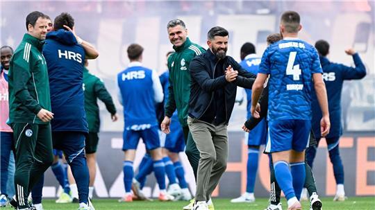 Schalker Freude: Trainer Miron Muslic (m) jubelt mit seine Spielern über den Sieg.